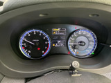 メーターの情報が運転席正面にまとまり、走行中にも必要な表示を確認しやすい配置です。中央の表示も含め、日々の運転に必要な情報を視線移動少なく把握できます。