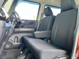 運転席周りはシンプルで使いやすく、操作性も良好です。必要な情報が視認しやすい配置で、安全運転をサポートします。快適な運転空間です。