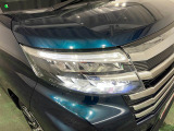 白く明るい光で夜間走行をサポートするLEDヘッドランプを搭載