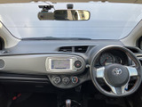 運転席からの視界は広く、操作性も良好です。快適なドライブをサポートする機能が充実しています。