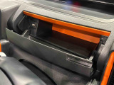 小物が収納できる運転席側インパネアンダーボックス。 ボックス内にはUSBソケットが一口。