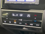 【オートエアコン】一度お好みの温度に設定すれば、車内の温度を検知し風量や温度を自動で調整。暑い&hellip;寒い&hellip;と何度もスイッチ操作をする必要はありません。快適な車内空間には必須の機能ですね♪