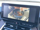 テレビ映像を画面に表示でき、停車中の待ち時間も番組を見ながら過ごせます。映像が見やすい画面サイズで、休憩時などに気分転換したい場面にも便利な装備です。