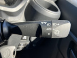 操作しやすい位置に配置されたウインカーレバーで、安全な車線変更をサポート。オート機能も搭載し、よりスムーズな運転を可能にします。日常の運転を安心・快適に。