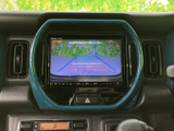 後方の映像に加えてガイドラインが表示され、駐車時の後方確認をサポートします。周囲の状況を画面で確かめながら車庫入れできるため、狭い場所での駐車にも役立つ装備です。
