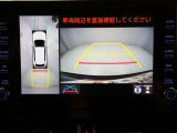 パノラミックビューモニターを装備。駐車場や交差点でクルマを真上から見るように周囲を確認できます。機能の詳細は販売店スタッフまでおたずねください。