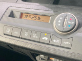 【オートエアコン】一度お好みの温度に設定すれば、車内の温度を検知し風量や温度を自動で調整。暑い&hellip;寒い&hellip;と何度もスイッチ操作をする必要はありません。快適な車内空間には必須の機能ですね♪