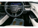 運転席の写真です。見通しのよいすっきりとした視界で、誰でも運転しやすいです。運転のしやすさは疲れにくさにも繋がりますよ♪
