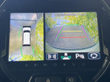 後方の状況を画面で確認できるので、狭い場所での駐車も安心。ガイドライン表示で、より正確な駐車操作をサポートします。