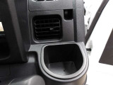 運転席のカップホルダーはエアコンの吹き出し口にありますので冷やしたり温めたりすることが出来ます☆