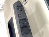 【電動格納ミラー】サイドミラーは電動格納式となっており、狭い駐車場でもキズがつくリスクを抑えられます。