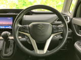手元に複数のスイッチを備え、運転姿勢を保ちながら各種操作へアクセスしやすい構成です。握りやすい形状で、日常の運転を支える実用的な装備として活躍します。