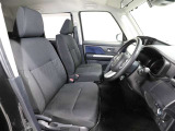 ゆったり室内で運転もしやすいです♪使い勝手の良い配置も考えられています!!