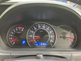 速度計や燃料計など、運転に必要な情報が見渡しやすく配置されています。中央の表示部でも情報を確認でき、運転席から視線を大きく動かさず把握しやすい設計です。