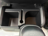 運転席にはドリンクホルダーを装備。収納スペースもあり使い勝手の良い設計です!