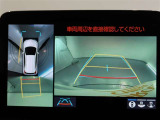 パノラミックビューモニター付きです。車両を上から見たような映像をモニター画面に表示。運転席からの目視では見にくい、車両周辺の状況をリアルタイムでしっかり確認できます。