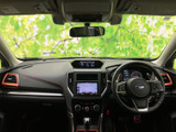 運転席から前方を見渡しやすい視界が広がり、各計器や画面も中央にまとまっています。シートまわりは落ち着いた色合いで、日常の移動でも過ごしやすい室内空間です。