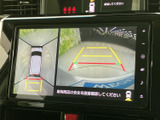 車両周辺の映像と俯瞰表示を画面で確認でき、駐車時など周囲の安全確認をサポートします。ガイド線も表示されるため、後方の距離感をつかみたい場面で活用いただける便利な装備です。