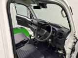 見易い計器類と運転し易いドライビングポジションは、視角も少なく前方&左右の見切りが良く運転し易いクルマです
