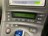 【オートエアコン】一度お好みの温度に設定すれば、車内の温度を検知し風量や温度を自動で調整。暑い&hellip;寒い&hellip;と何度もスイッチ操作をする必要はありません。快適な車内空間には必須の機能ですね♪