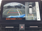 車両後方の映像と上から見たような周囲の表示を切り替えて確認できます。駐車枠や周囲の位置関係を画面で把握しやすく、車庫入れや狭い場所での取り回しをサポートします。