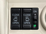 両側パワースライドドアになっています。車内のスイッチで操作できるほか、車外からはワンタッチオープン、リモコン操作で予約ロック機能が操作できます。