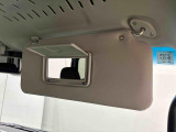 運転席&助手席にサンバイザー付いてます。運転席側にはちょっとした身だしなみチェックができるバニティミラー&チケットフォルダー付き。