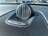 フロントメーターパネル上部のセンターには、オプションで1410WのBowers&Wirukinsのスピーカーがつきます。室内を、コンサートホールに変えてくれます。