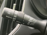 レバーに表示された記号や文字から設定を確認しやすく、天候に合わせた操作を行う際に便利です。手元で操作できるため、日常の運転をしっかりサポートします。