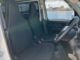 運転席と助手席が並ぶ前席は、落ち着いた色合いでまとまり、毎日の乗り降りにもなじみやすい空間です。窓から周囲を見渡しやすく、座席に腰掛けたときの視界も確保しやすい印象です。