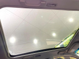 【ガラスルーフ】ガラスルーフ搭載で車内の解放感が一気にアップ!開放的なドライブをお楽しみいただけます。