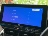 FMやAM、テレビ、交通情報の項目が画面に並び、聴きたい内容を選びやすい表示です。画面下には音量調整のボタンも配置され、移動中の使い分けに便利です。