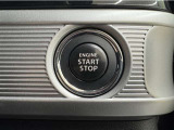 エンジンスタートボタンです。キーが車内にあれば、エンジンの始動・停止はブレーキを踏んでスイッチを押すだけ!キーを取り出す手間を省き、ワンプッシュでエンジンを操作するので簡単でスムーズです。