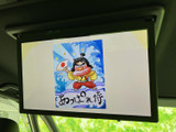 天井に設置されたモニターで、停車時にテレビなどの映像を視聴できます。前席の画面とは別に後席からも見やすい位置にあり、休憩中や待ち時間に同乗者が過ごす際に活用できます。