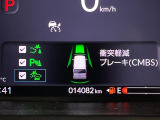 【ホンダセンシング】走行中に前方の車両等を認識し、衝突しそうな時は警報とブレーキで衝突回避と被害軽減をアシスト。より安全にドライブをお楽しみいただけます。