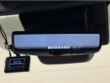 電子インナーミラです。バックドア内側にカメラを取り付けてインナーミラーに後方映像を表示。例えば後席にミラーを遮るものがあったりしても後方確認ができますね♪モニターモードとミラーモードへの切り替えも可能