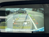 後方の映像とガイドラインを画面で確認でき、駐車時の周囲確認をサポートします。車庫入れや狭い場所での切り返しなど、日常の駐車シーンで役立つ便利な装備です。