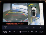 車両を上から見たような映像を映し出すパノラミックビューモニター付きです。