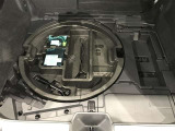 荷室にタイヤパンク修理キット収納しています。