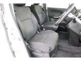 運転席・助手席まわりです。ゆったりと座って頂けるシートで快適です。
