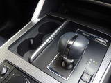 【オートブレーキホールド】停車中にブレーキペダルから足を放しても、ブレーキを自動的に制御して、車両の停車状態を保持する機能です。信号待ちなどの停車時に運転者の負担を軽減します。