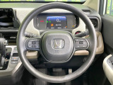 インテリアに合わせたデザインのステアリングは、運転される方のことも考え、運転しやすい形状、大きさです。是非一度、実際に触ってお確かめください。
