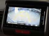 【バックモニター】 車庫入れの後方確認や、バックで駐車場に出入りの際等に後方を確認するのをお手伝いできます