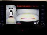パノラミックビューモニターを装備。駐車場や交差点でクルマを真上から見るように周囲を確認できます。機能の詳細は販売店スタッフまでおたずねください。