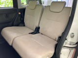 後席には左右それぞれにシートとヘッドレストを備え、同乗者がくつろぎやすい空間です。明るい内装色で車内も見渡しやすく、家族でのお出かけにも便利です。