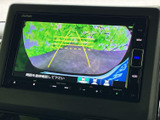 車両後方の様子と進行目安のラインを画面で確認でき、駐車時の周囲確認に役立ちます。目視で周辺を確かめながら映像も活用できるため、駐車操作に不慣れな方にも心強い装備です。