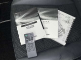 メンテナンスノート、取扱説明書です。 その車の整備記録が事細やかに記録されています。 車が生まれてから今までどのような道を歩んできたのか判るとても重要な物ですよ。