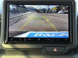 後方の様子を画面で確認でき、駐車時の周囲確認をサポートします。ガイド線も表示されるため、車庫入れや狭い場所での切り返しの際にも、位置関係を把握しやすい装備です。