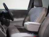 運転席にはアームレストが備わっています。