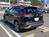 向かい側にサービス工場完備。車検・メンテもお任せください!